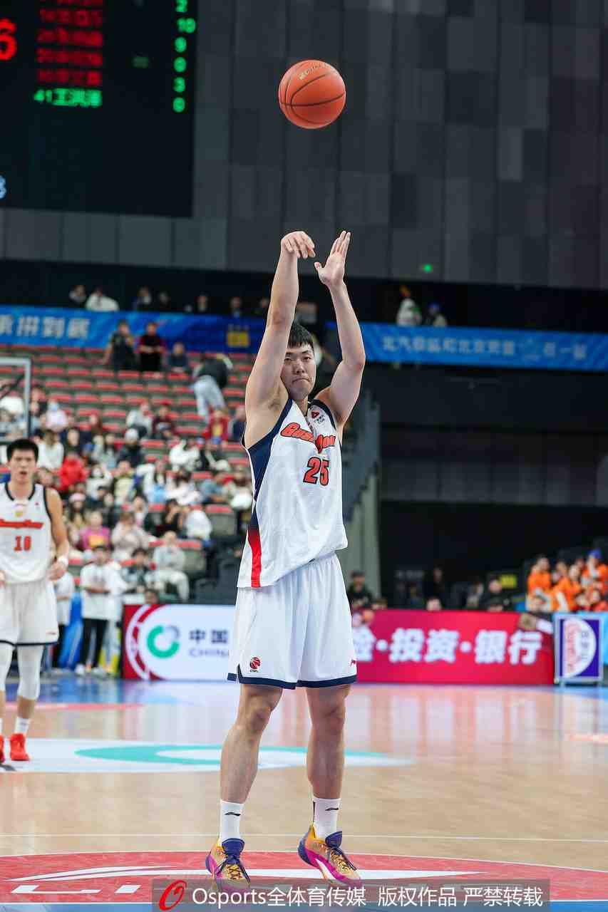 挺全面！张皓嘉半场3中2拿8分2篮板1助1断1帽 正负值+7